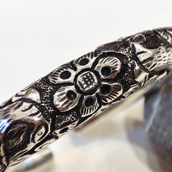 Bracciale rigido etnico LUMERA in argento 925 – Pavone inciso a mano incisione floreale
