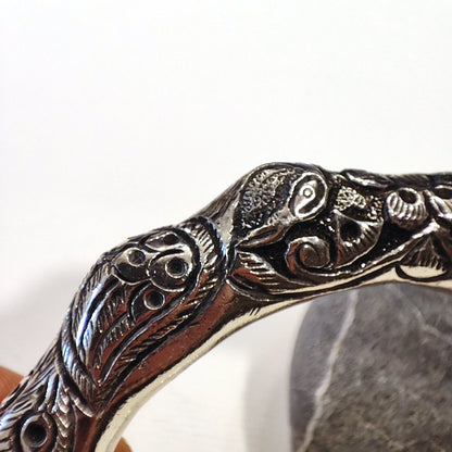 Bracciale rigido etnico LUMERA in argento 925 – Pavone inciso a mano incisioni