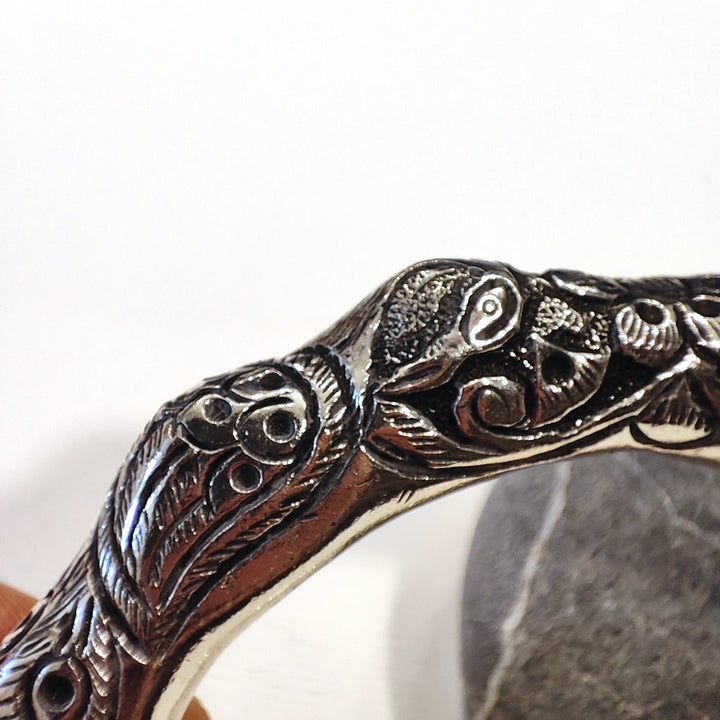 Bracciale rigido etnico LUMERA in argento 925 – Pavone inciso a mano incisioni
