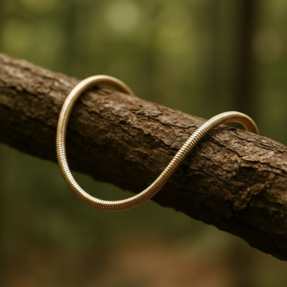 bracciale thin tipo snake su un albero