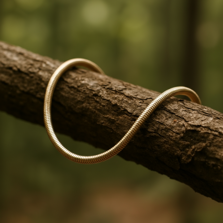 bracciale thin tipo snake su un albero