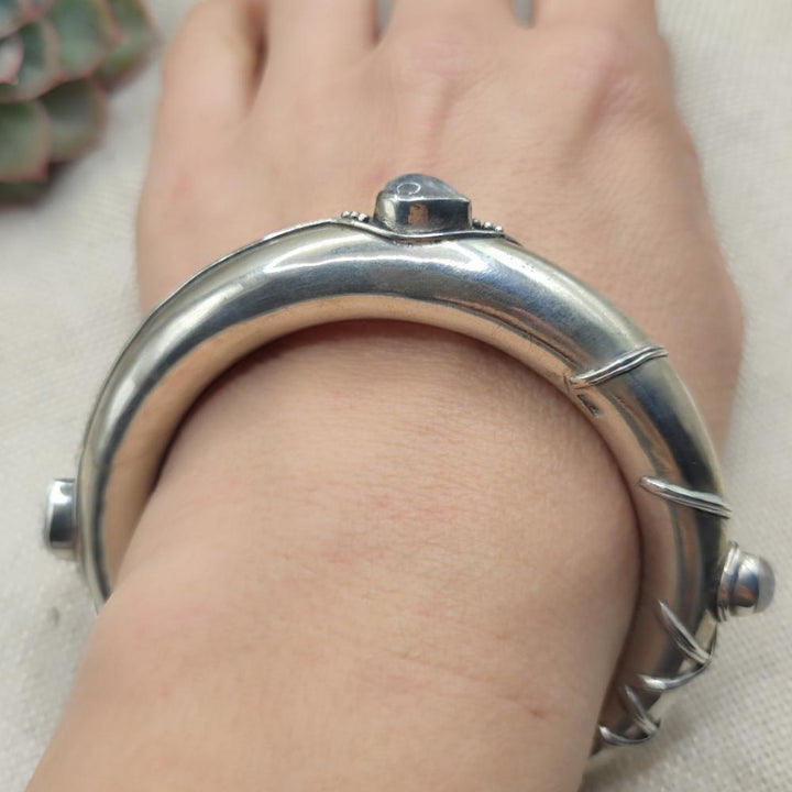 Bracciale apribile con pietra di luna in argento 925 - ANAYA