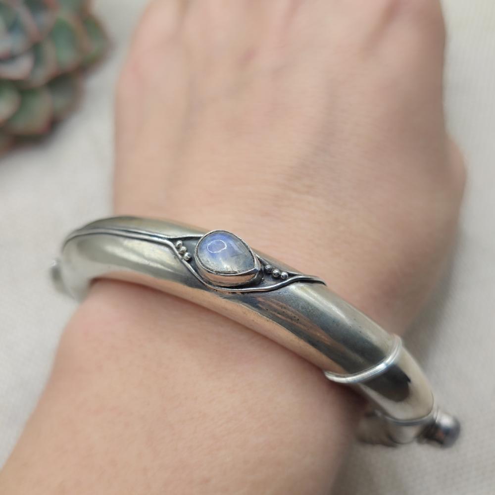 Bracciale apribile con pietra di luna in argento 925 - ANAYA