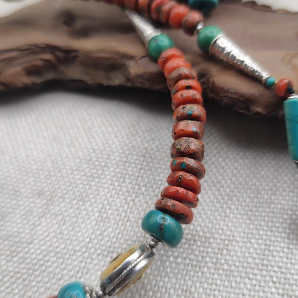 Collana etnica tibetana in argento 925 con corallo - VIJAYAPURI