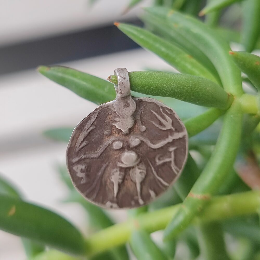 Ciondolo in argento antico con divinità Shiva - HIRAWAI
