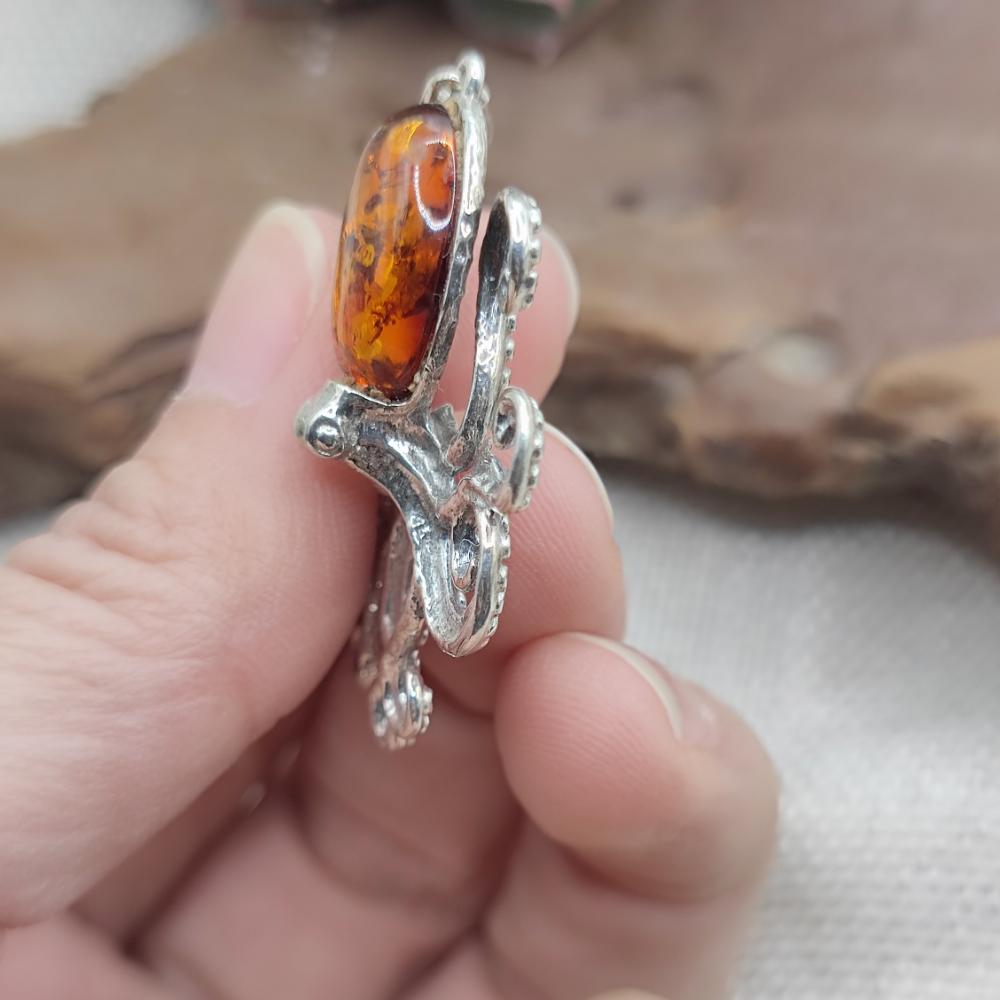 Ciondolo con polpo e ambra in argento 925 - RAMESWARAM