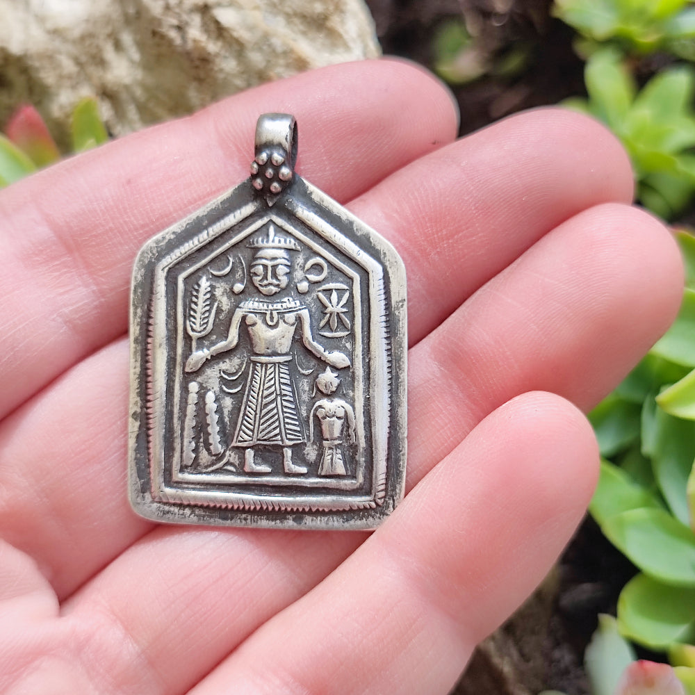Ciondolo in argento antico con divinità femminile - HINOTA