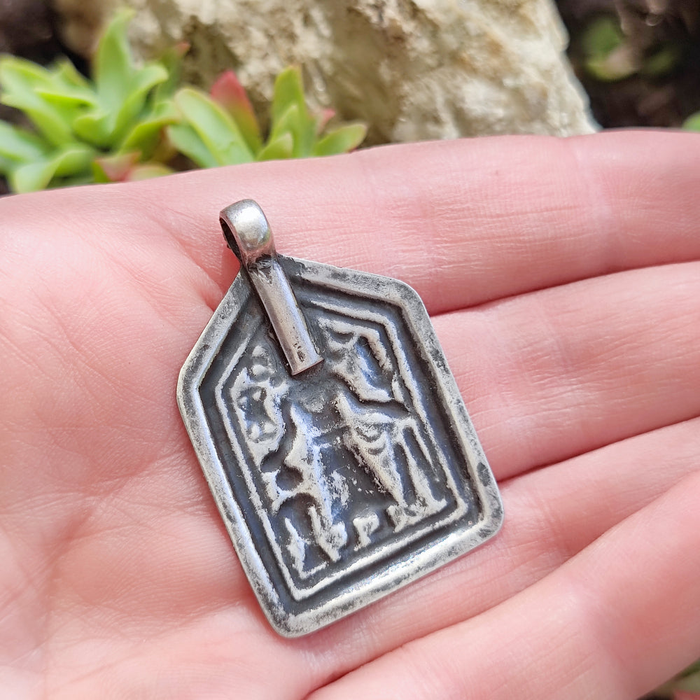 Ciondolo in argento antico con divinità femminile - HINOTA