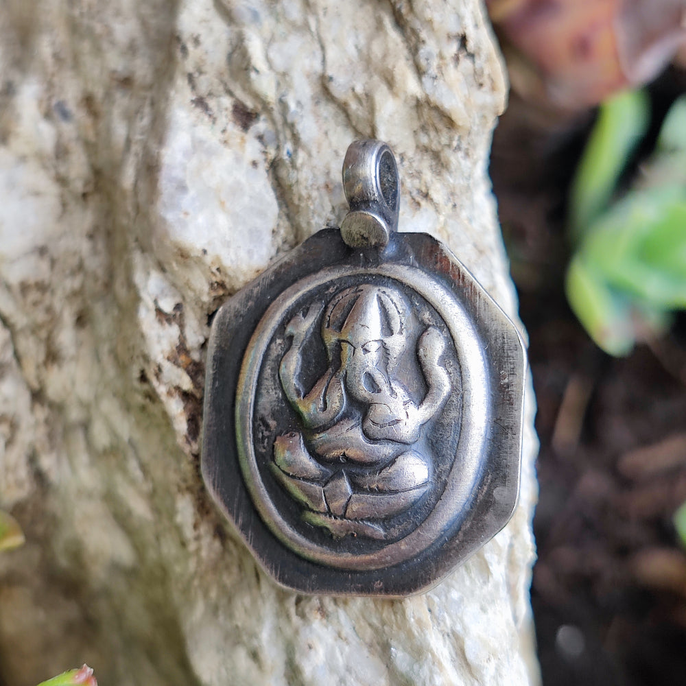 Ciondolo in argento antico con Ganesh - BATANWARI