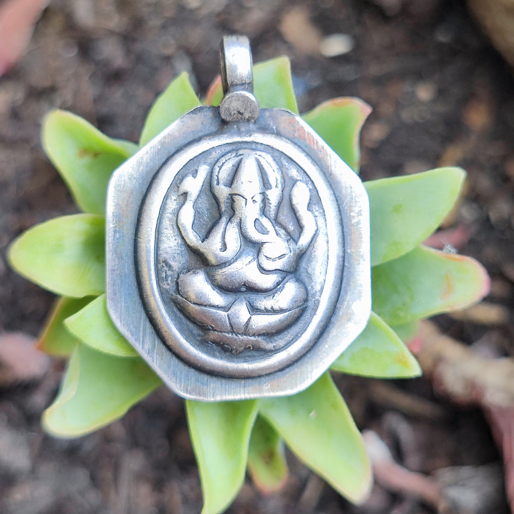 Ciondolo in argento antico con Ganesh - BATANWARI