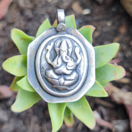 Ciondolo in argento antico con Ganesh - BATANWARI