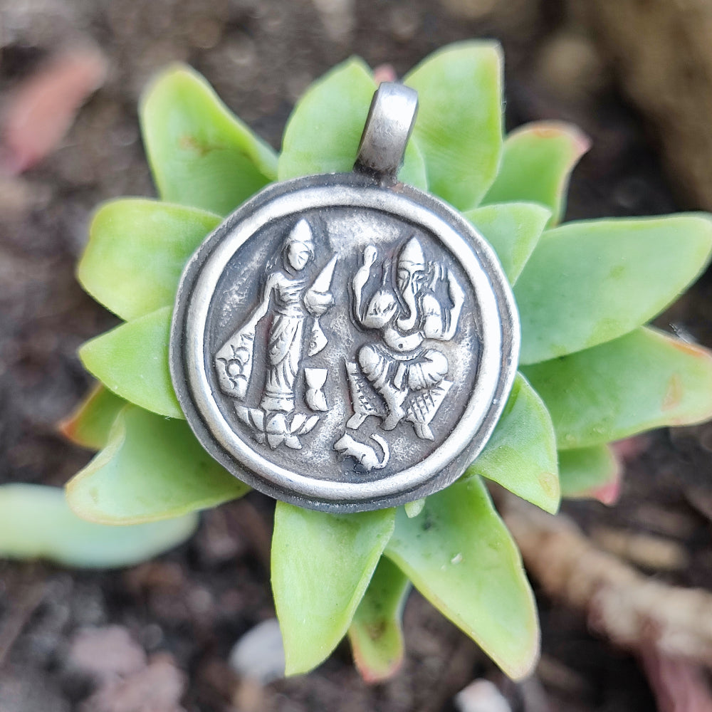 Ciondolo in argento antico con Ganesh e Lakshmi - MASOTIYA