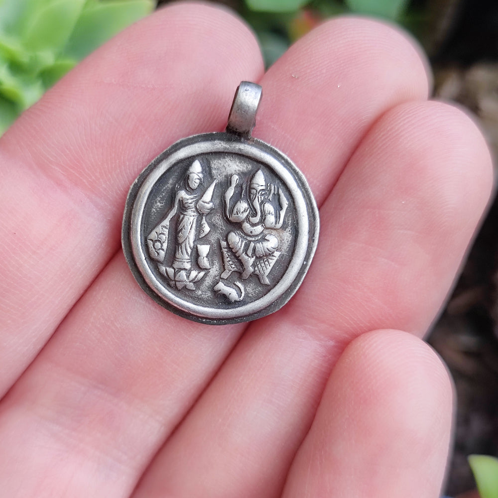 Ciondolo in argento antico con Ganesh e Lakshmi - MASOTIYA