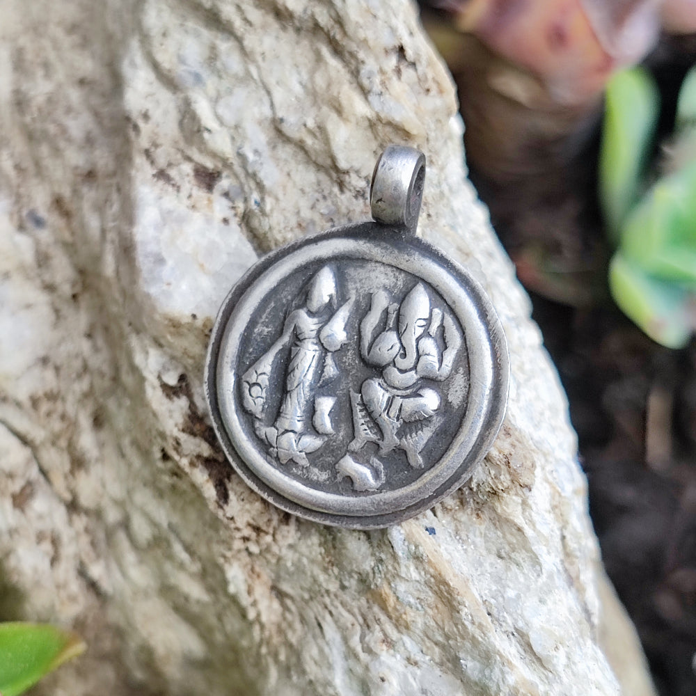 Ciondolo in argento antico con Ganesh e Lakshmi - SEMLIYA