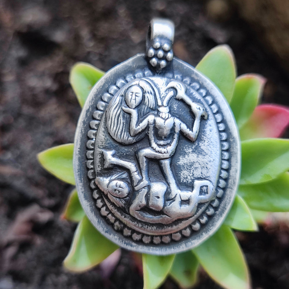 Ciondolo in argento antico con la dea Kali - SURDAHA
