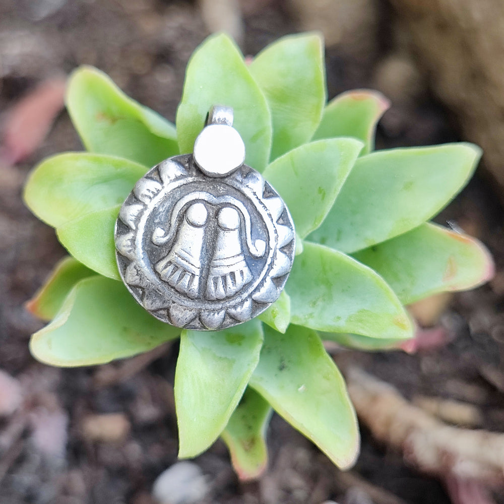 Ciondolo in argento antico con piedi di Vishnu - TAMAWARA