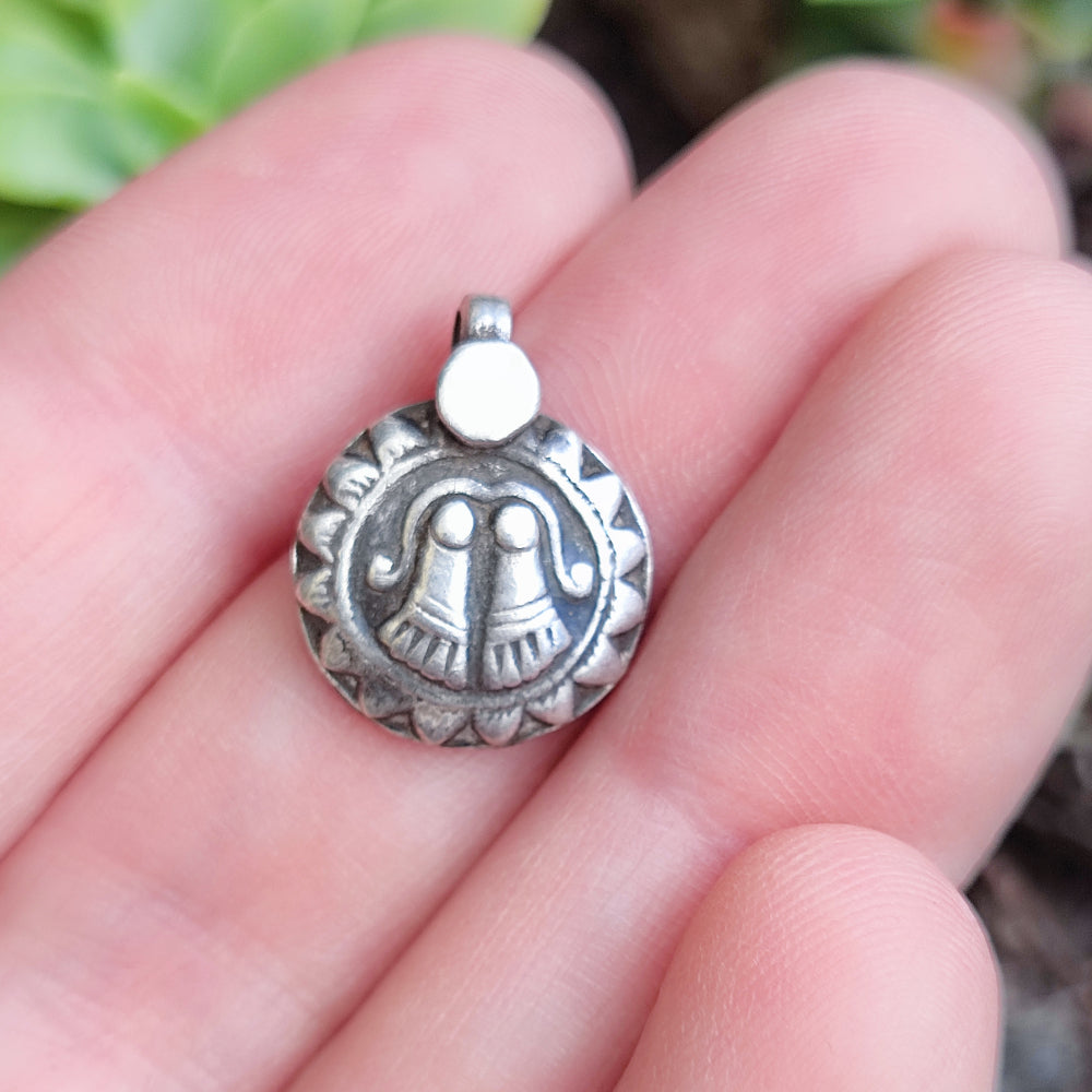 Ciondolo in argento antico con piedi di Vishnu - TAMAWARA