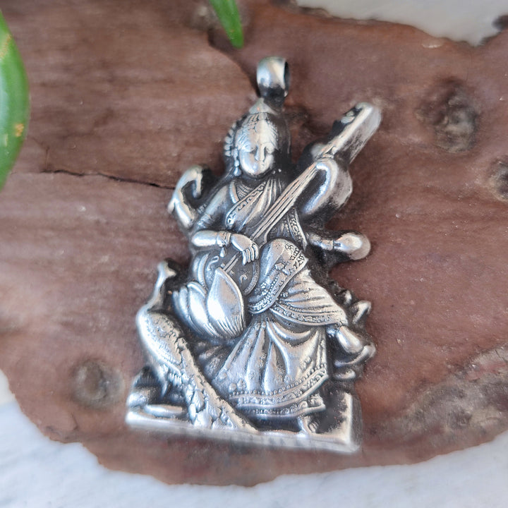 Ciondolo in argento antico con divinità Saraswati - UMATAN