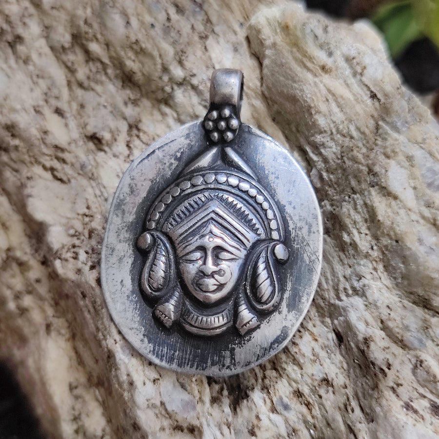 Ciondolo in argento antico con divinità - SURYA
