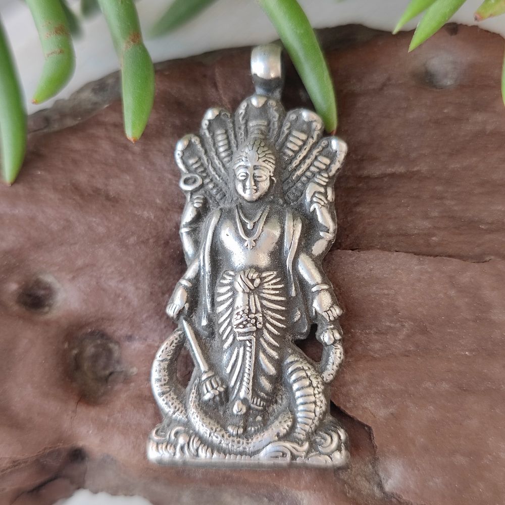 Ciondolo in argento antico con Vishnu - TURANAT