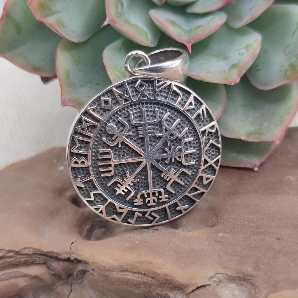 Ciondolo Vegvísir in argento 925 - DAVARAM