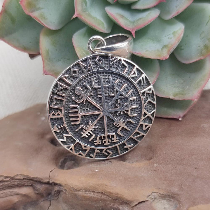 Ciondolo Vegvísir in argento 925 - DAVARAM