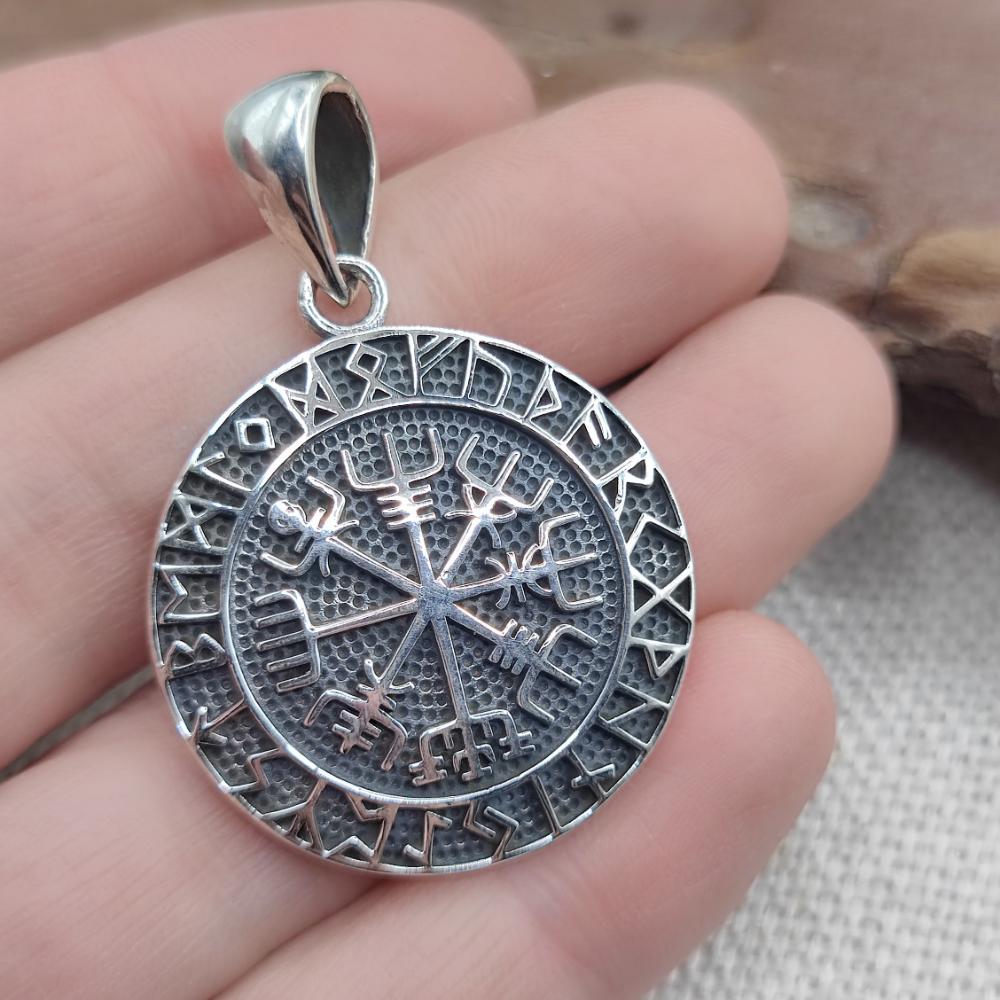 Ciondolo Vegvísir in argento 925 - DAVARAM