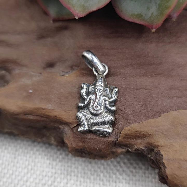 Ciondolo ETNICO in argento 925 con GANESH - NASPUR