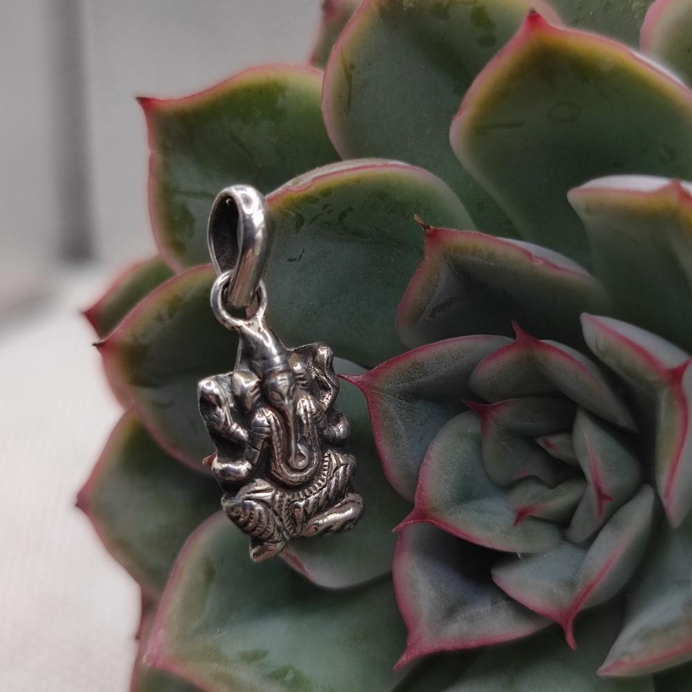 Ciondolo ETNICO in argento 925 con GANESH - NASPUR