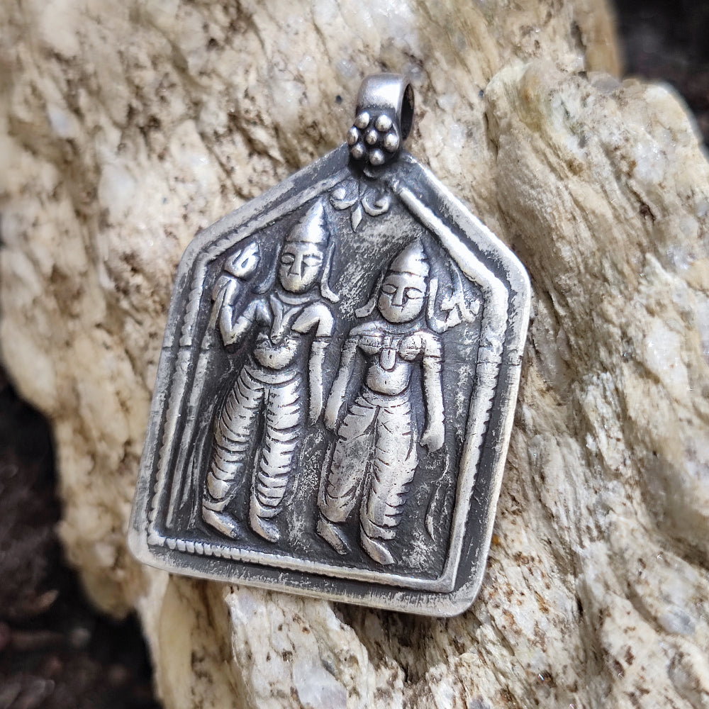 Ciondolo in argento antico con Shiva e Parvati - LUHARGAON