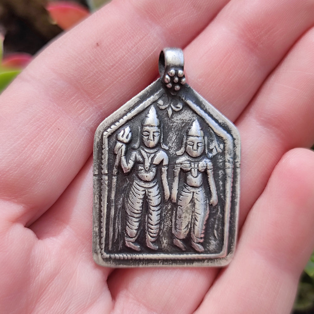 Ciondolo in argento antico con Shiva e Parvati - LUHARGAON