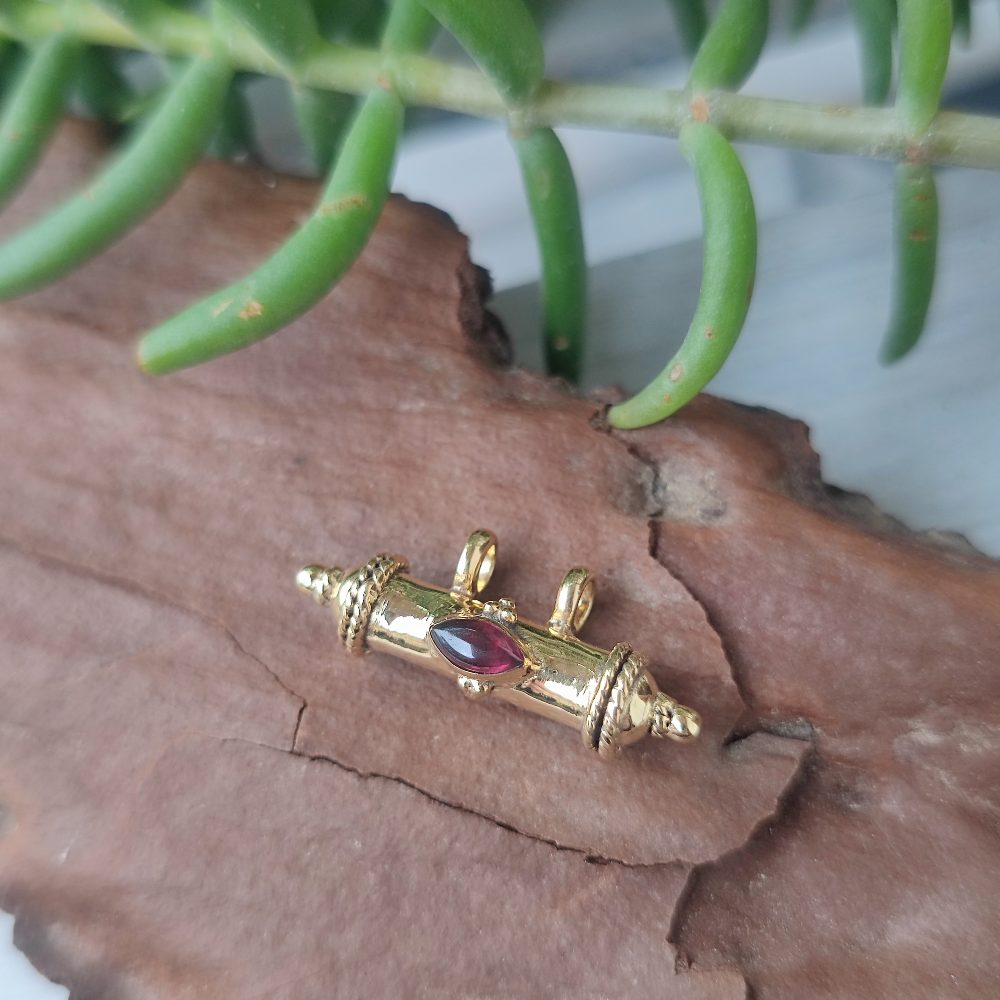 Ciondolo porta preghiere in ottone dorato - MANTRA