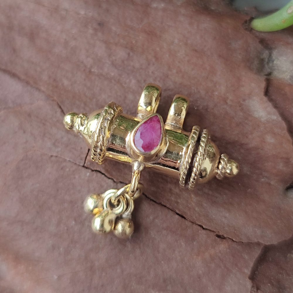 Ciondolo porta preghiere in ottone dorato - PATRA