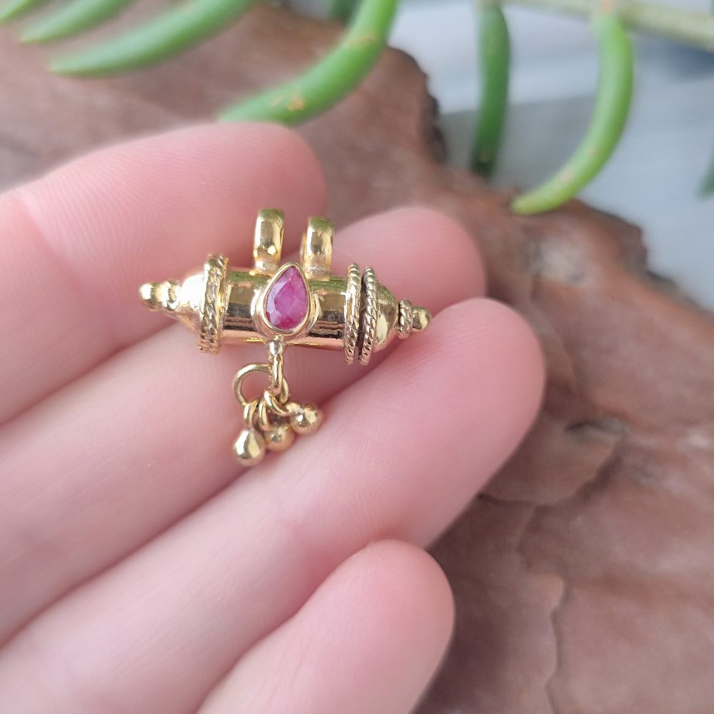 Ciondolo porta preghiere in ottone dorato - PATRA