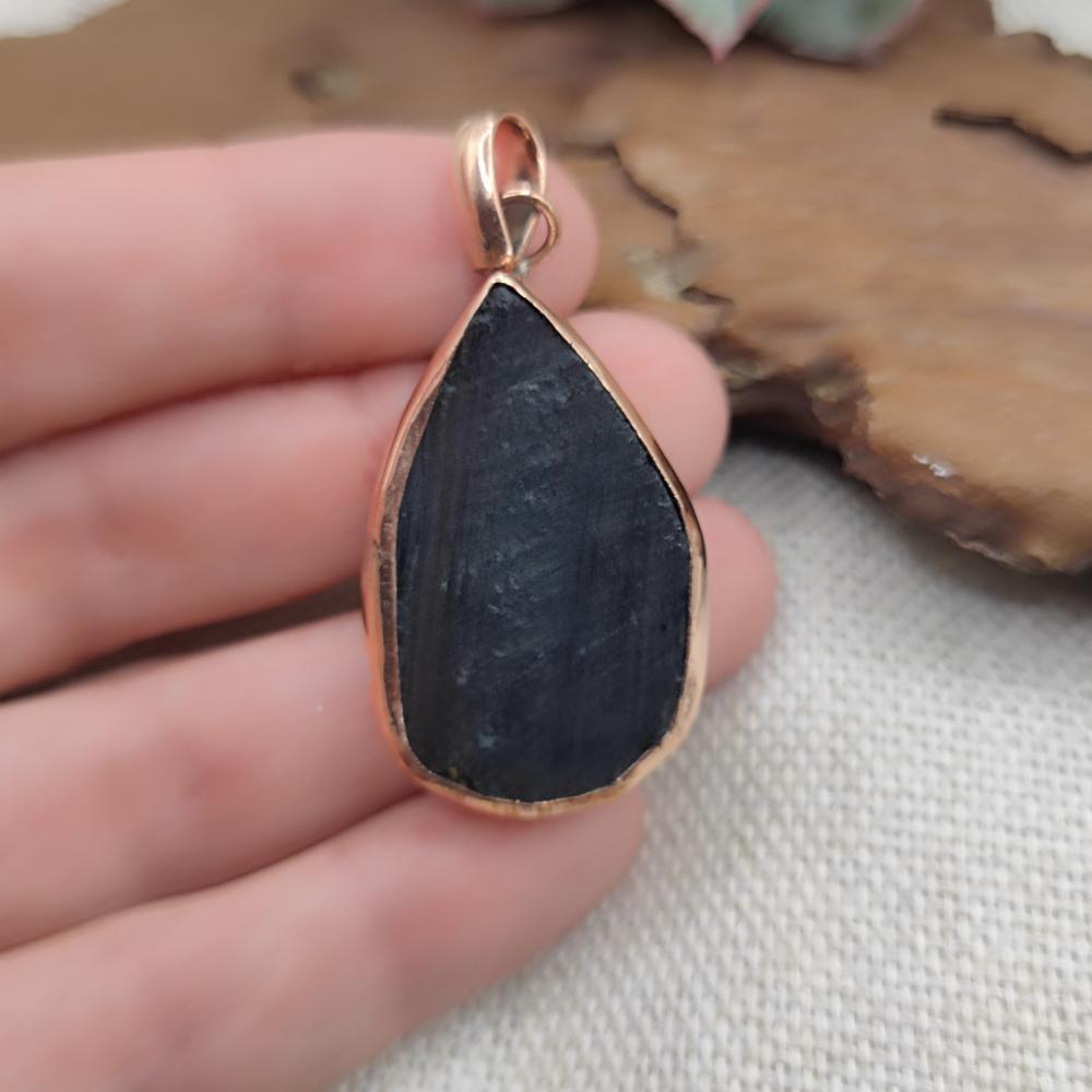 Ciondolo con TORMALINA NERA in rame - BLACK
