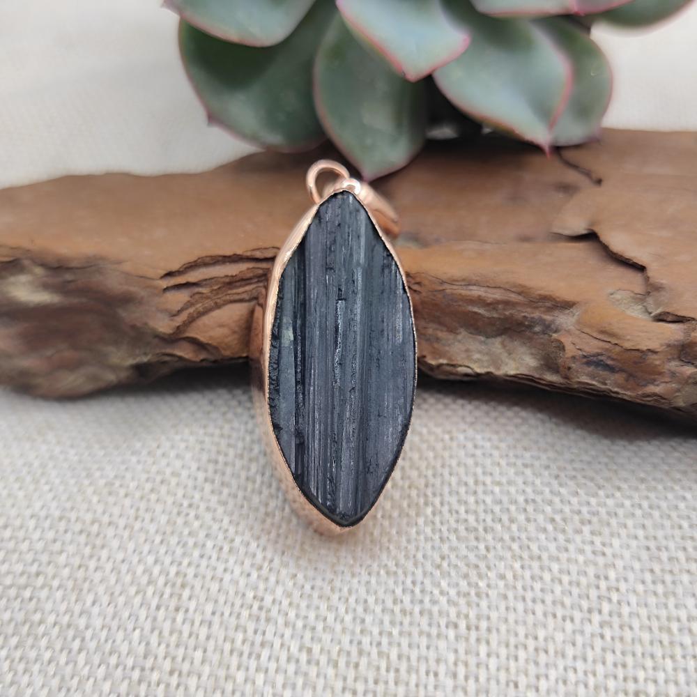 Ciondolo con TORMALINA NERA in rame - BLACK