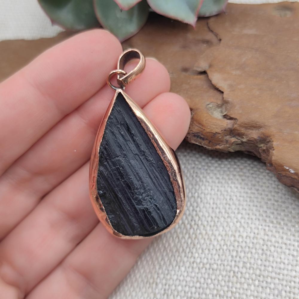 Ciondolo con TORMALINA NERA in rame - BLACK