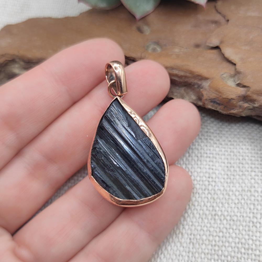 Ciondolo con TORMALINA NERA in rame - BLACK