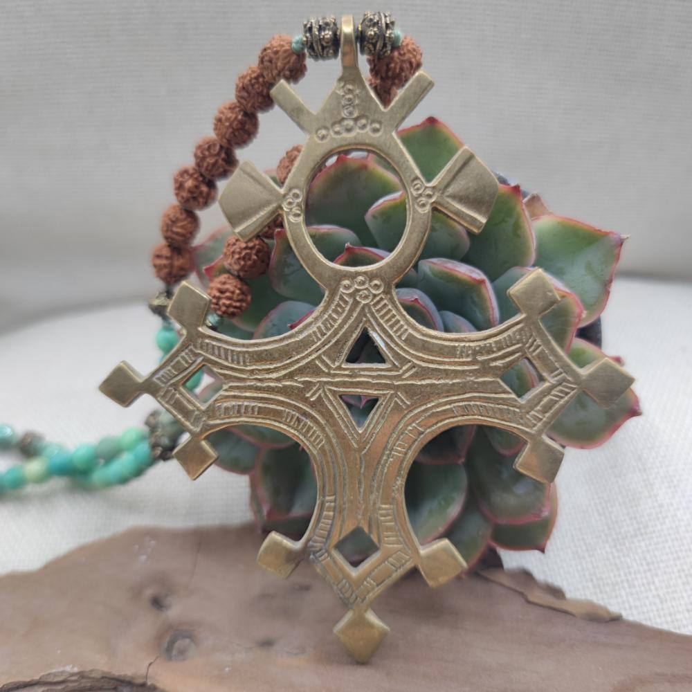 Collana artigianale crisoprasio in ottone - MUSI - primo piano ciondolo