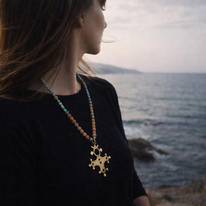 Collana artigianale crisoprasio in ottone - MUSI Indossato