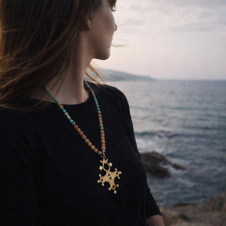 Collana artigianale crisoprasio in ottone - MUSI Indossato