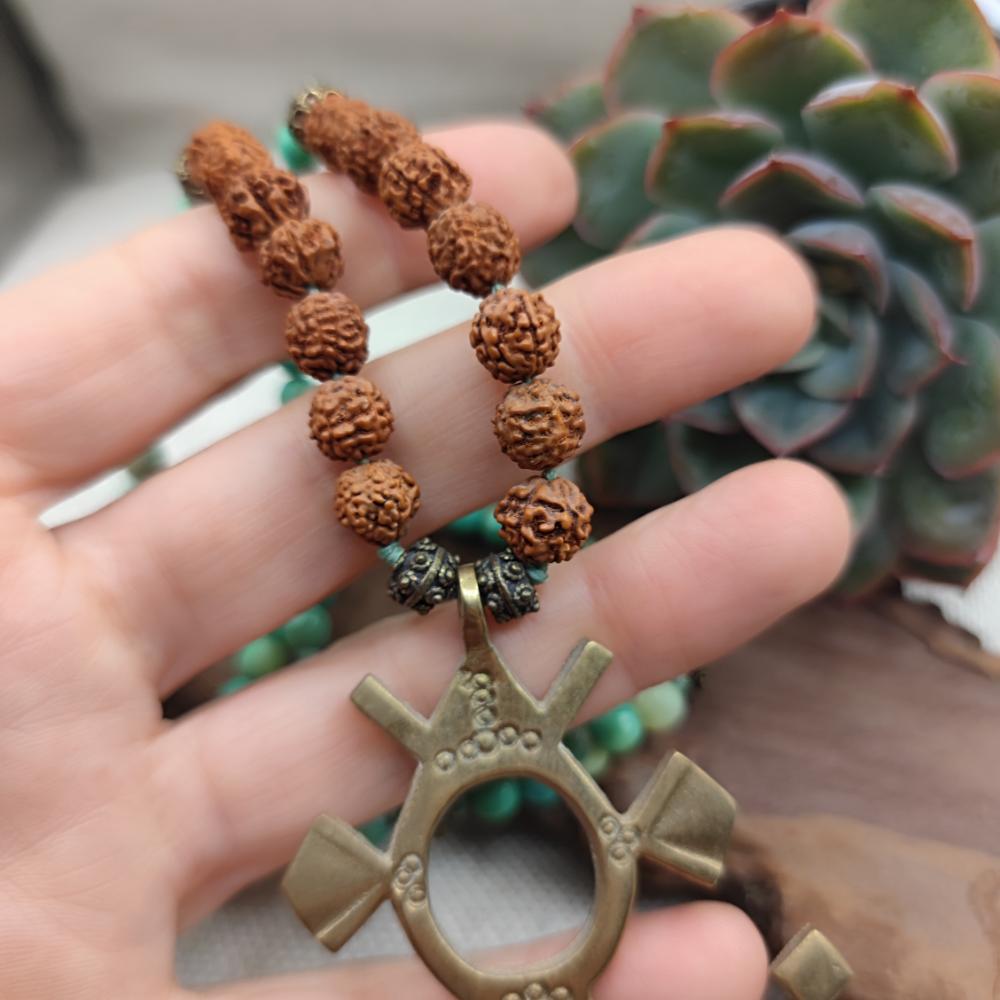 Collana artigianale crisoprasio in ottone - MUSI dettagli