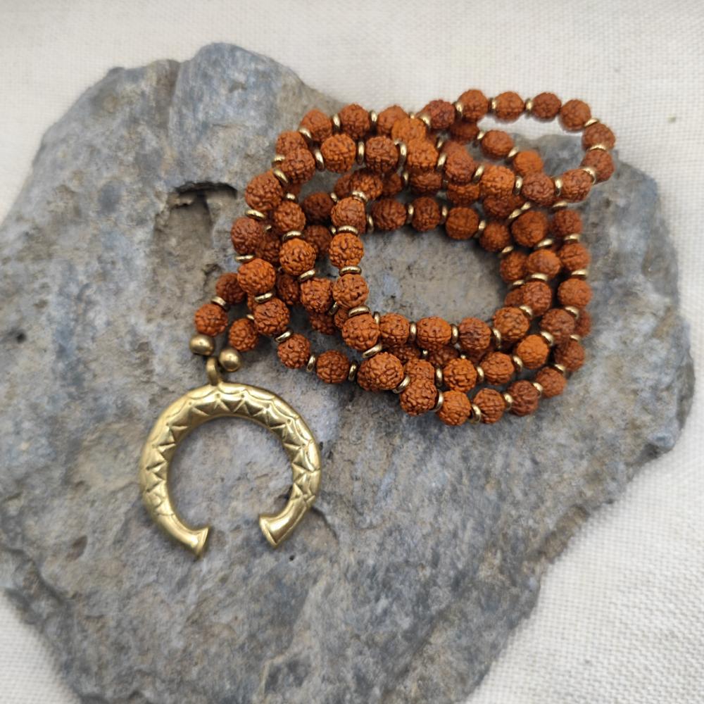 Collana etnica in ottone Rudraksha e ciondolo - JAMILA