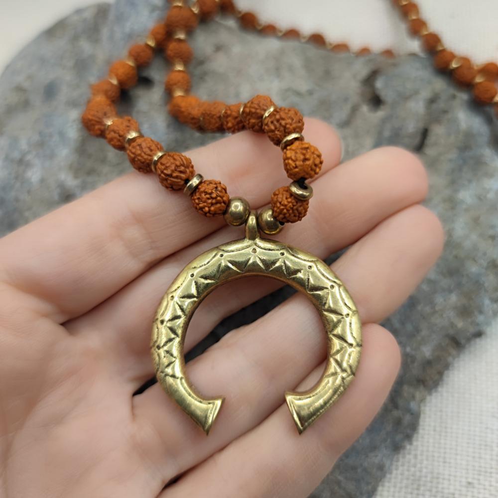 Collana etnica in ottone Rudraksha e ciondolo - JAMILA