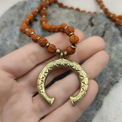 Collana etnica in ottone Rudraksha e ciondolo - JAMILA
