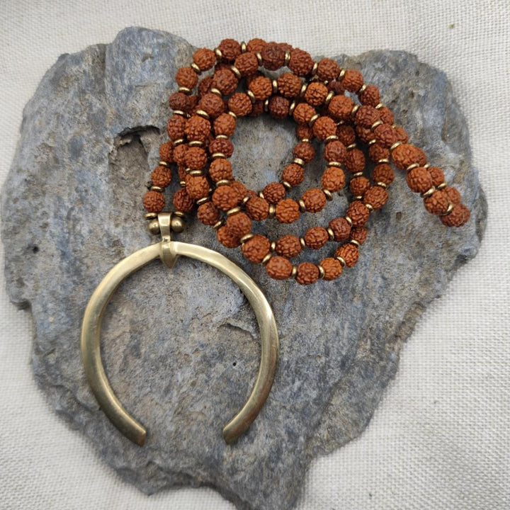 Collana etnica in ottone Rudraksha e ciondolo - ZAHARA