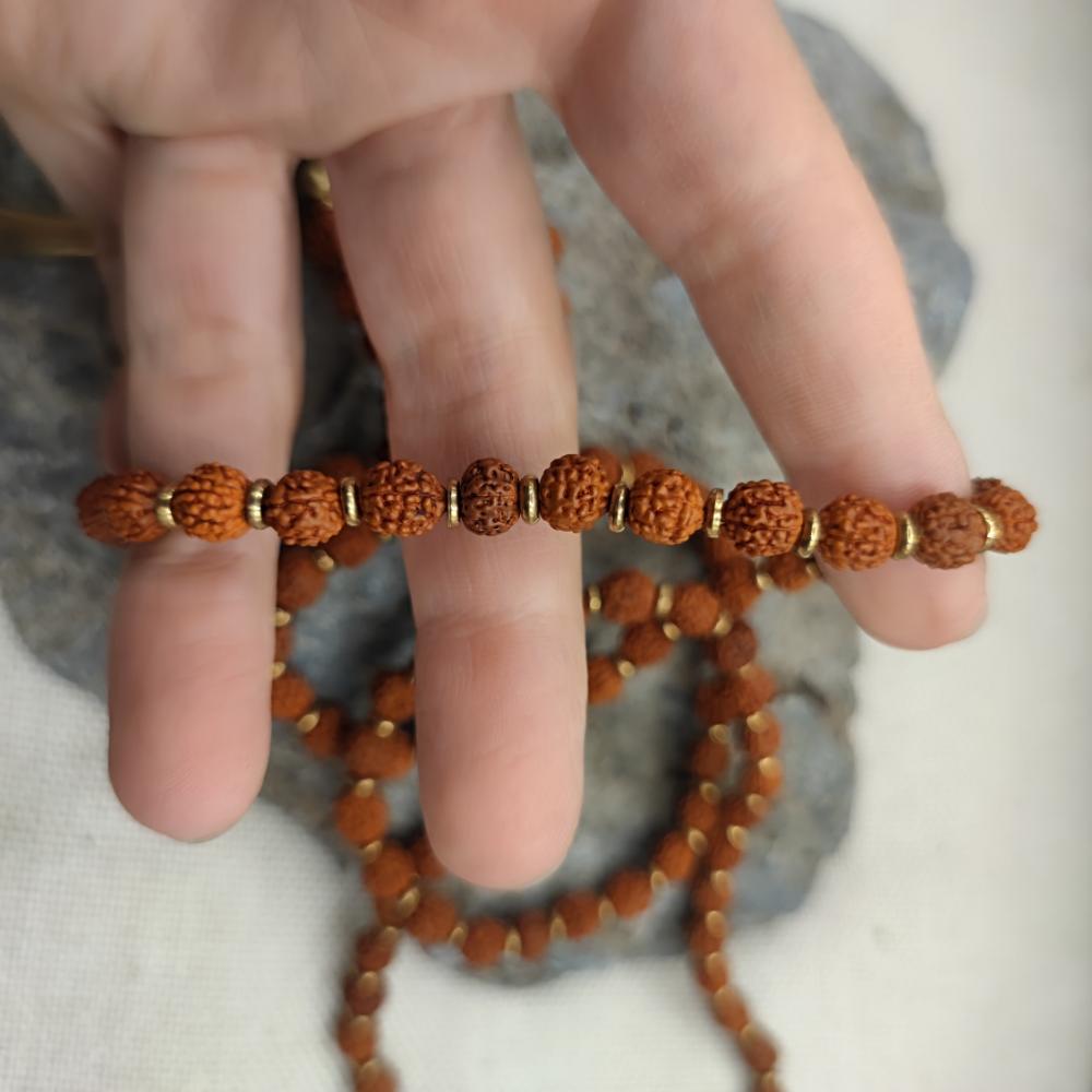 Collana etnica in ottone Rudraksha e ciondolo - ZAHARA