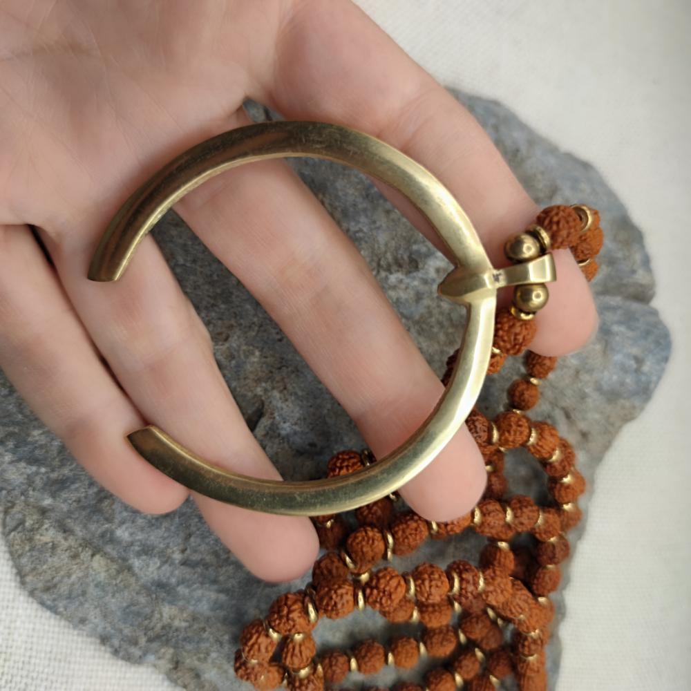 Collana etnica in ottone Rudraksha e ciondolo - ZAHARA
