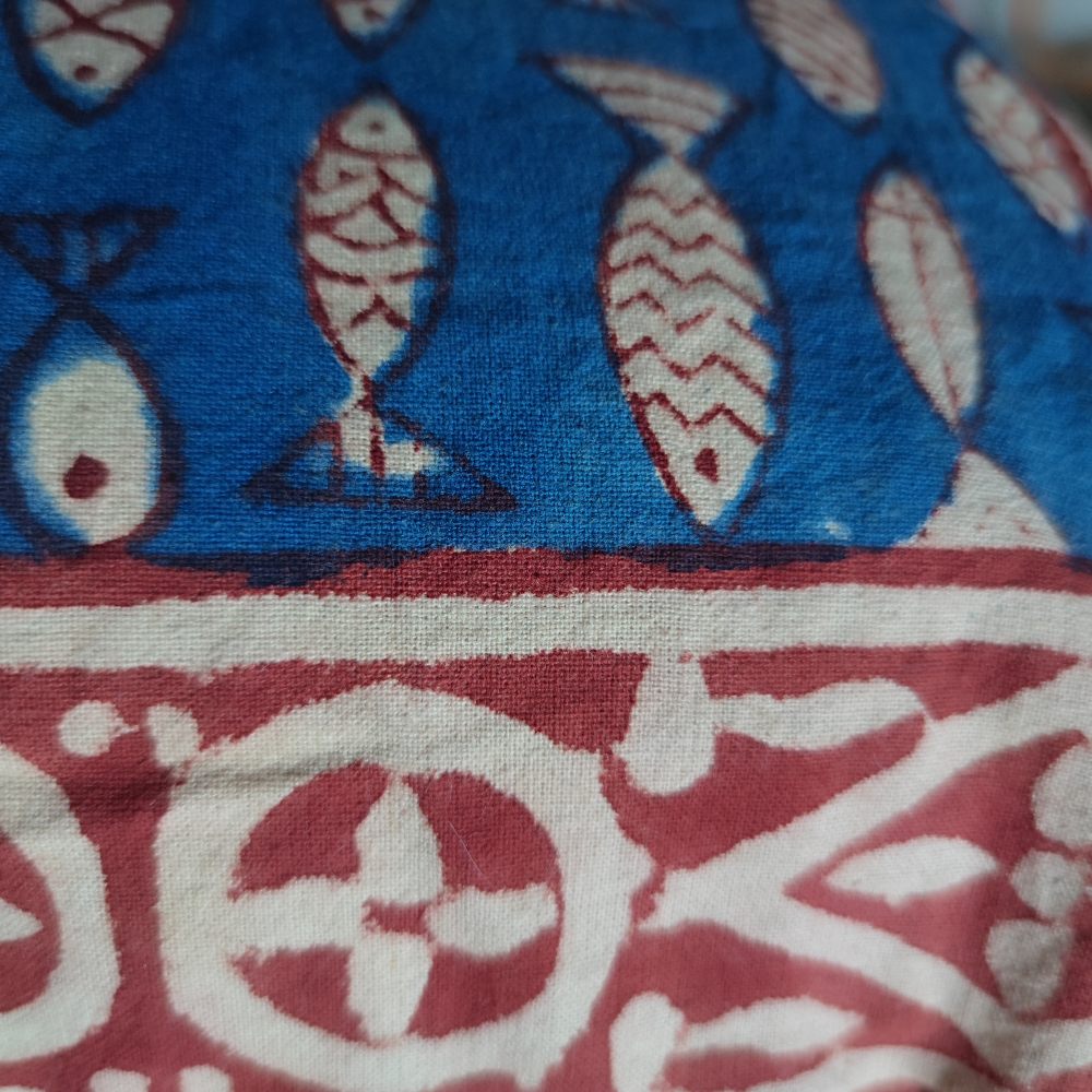 Copricuscino blu in cotone con pesci