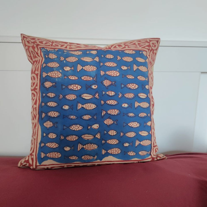 Copricuscino blu in cotone con pesci